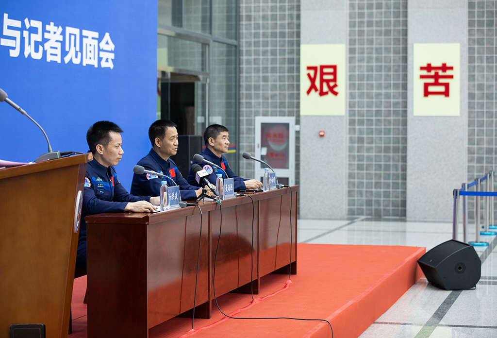 12月7日，在北京航天城举行的见面会上，神舟十二号航天员汤洪波、聂海胜、刘伯明（从左至右）在回答记者提问。