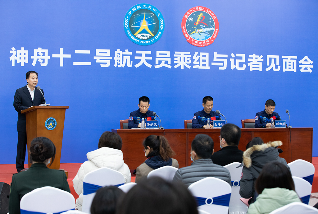 12月7日，在北京航天城舉行的見面會上，中國人民解放軍航天員大隊大隊長景海鵬（左一）在介紹情況。