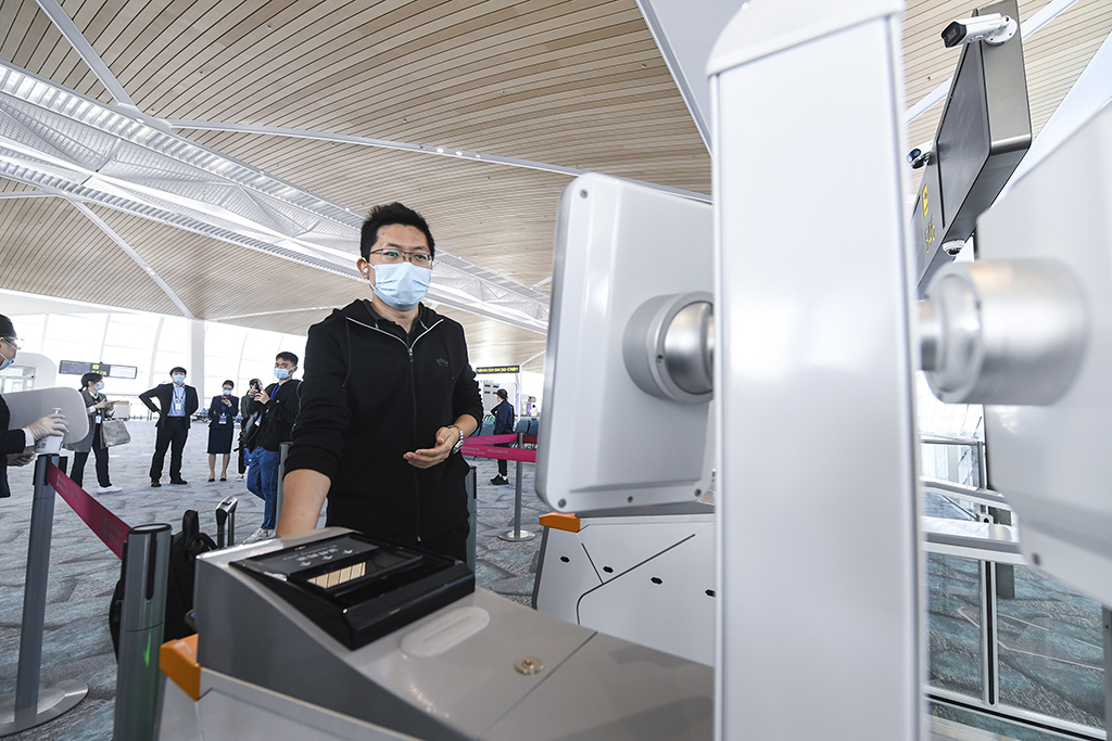 12月7日，搭乘深圳机场卫星厅首航CZ3553航班的旅客在登机口体验刷脸登机服务。