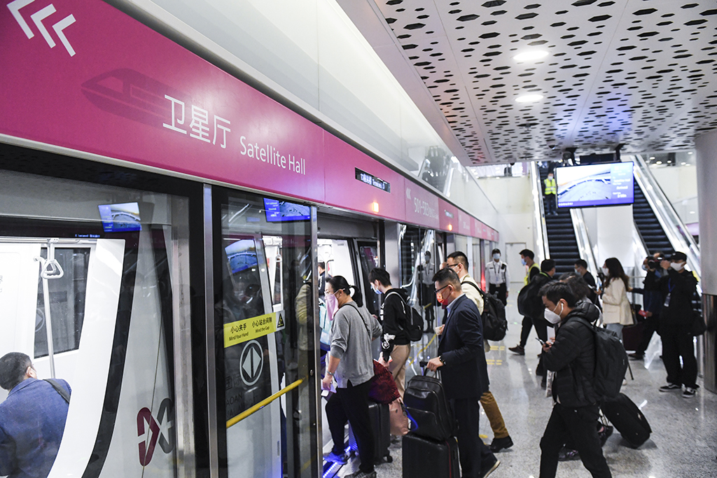 12月7日，旅客和工作人員從深圳機場T3航站樓搭乘捷運系統前往衛星廳。