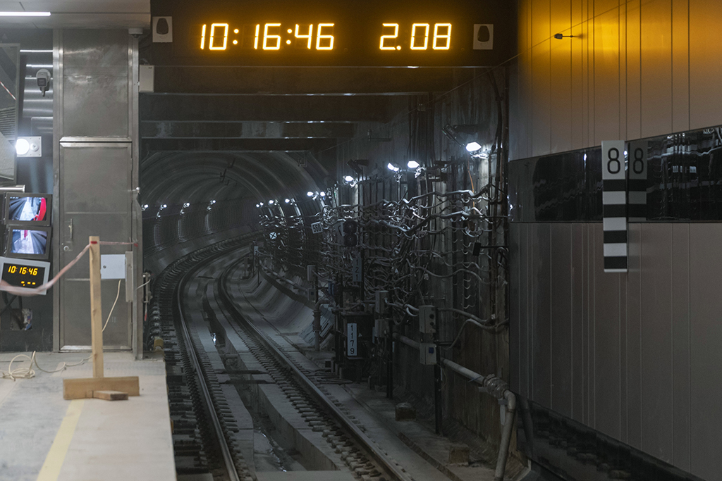 這是12月2日在俄羅斯首都莫斯科拍攝的莫斯科地鐵第三換乘環線西南段米丘林大街站內隧道。新華社記者 白雪騏 攝