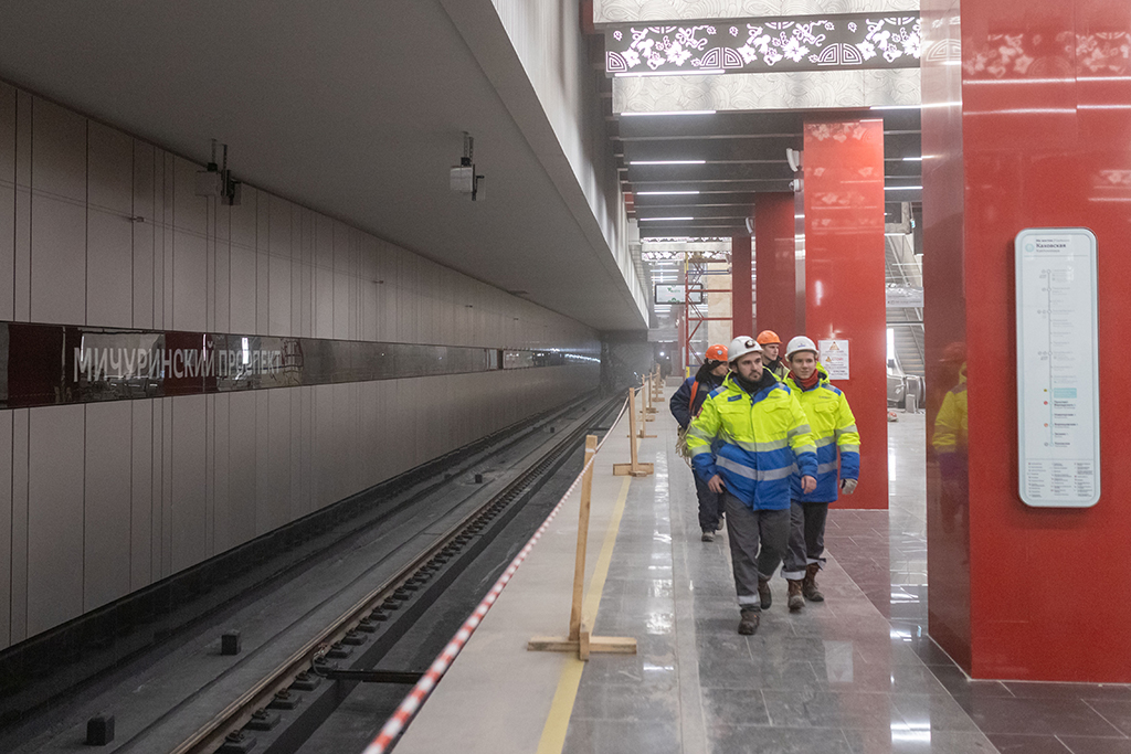 12月2日，在俄羅斯首都莫斯科，工作人員走在莫斯科地鐵第三換乘環線西南段米丘林大街站內。新華社記者 白雪騏 攝
