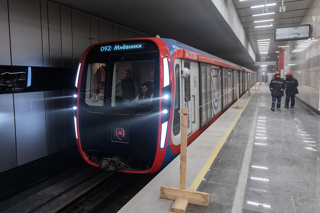 12月2日，在俄羅斯首都莫斯科，試運行車輛駛入莫斯科地鐵第三換乘環線西南段米丘林大街站。新華社記者 白雪騏 攝