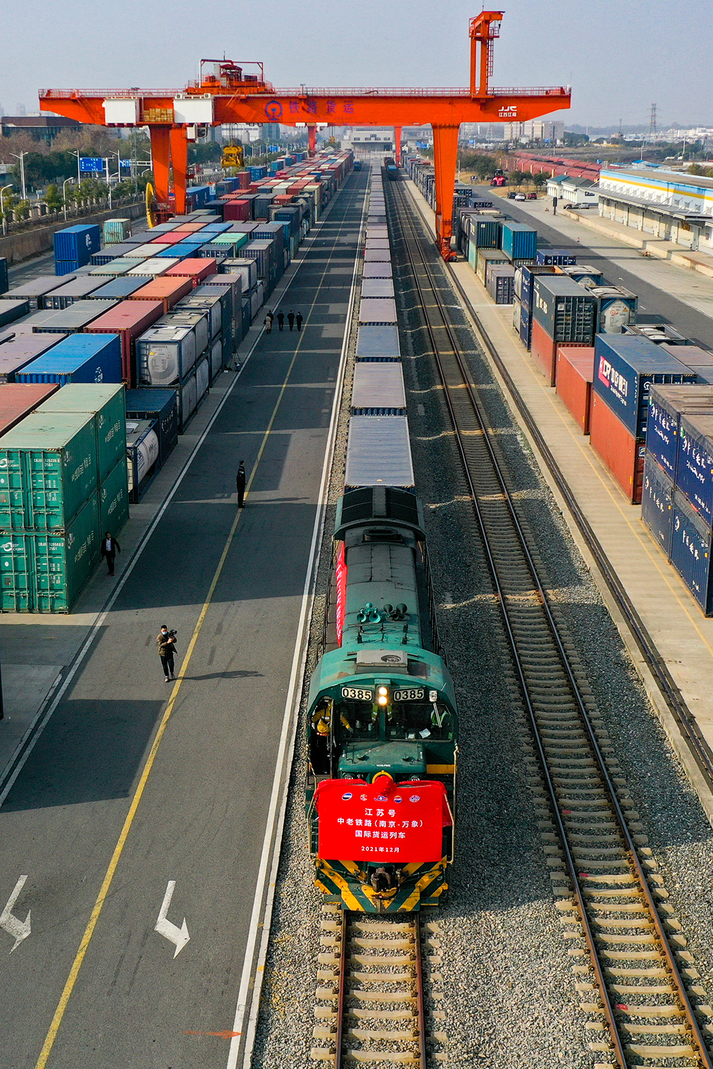 12月8日，“江蘇號”中老鐵路國際貨運列車准備發車（無人機照片）。