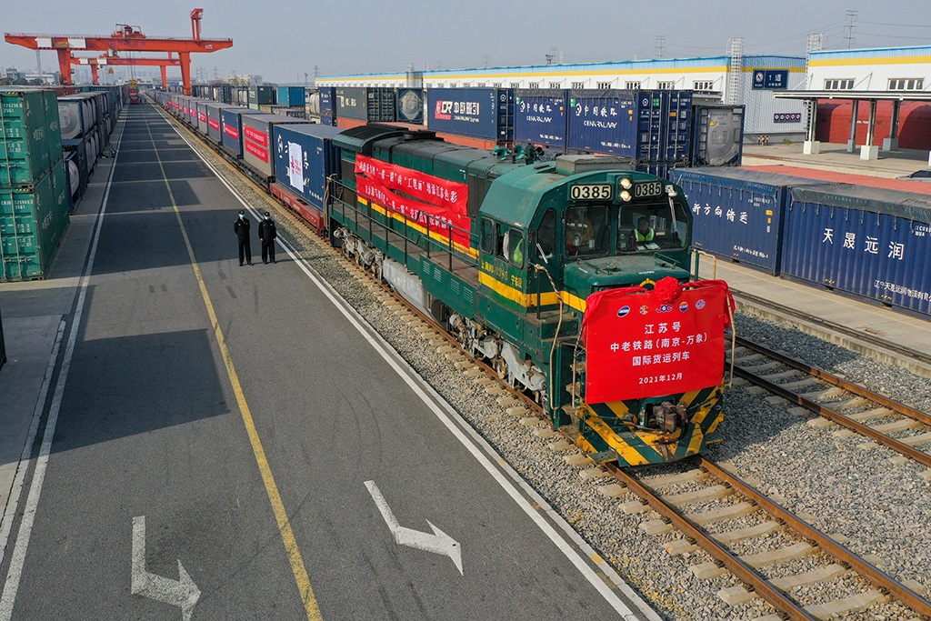 12月8日，“江蘇號”中老鐵路國際貨運列車准備發車（無人機照片）。