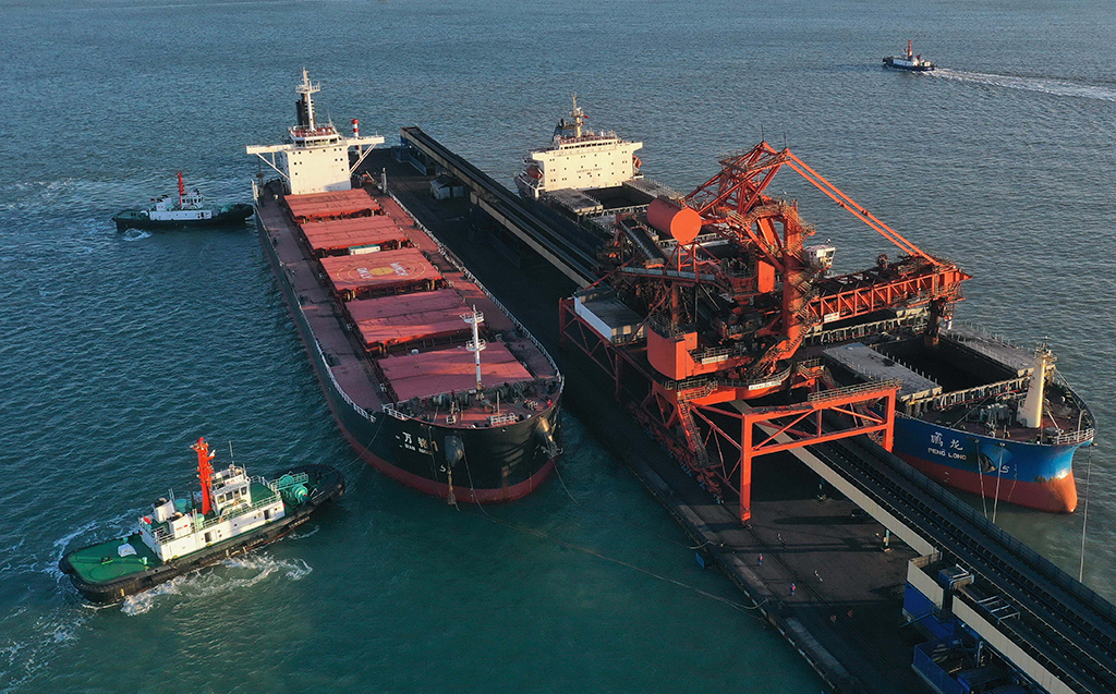 12月6日，兩艘輪船靠泊在唐山港曹妃甸港區煤炭碼頭裝貨（無人機照片）。