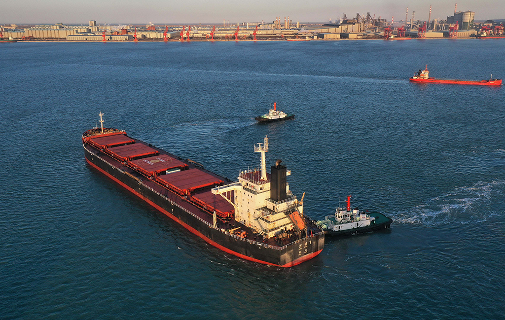 12月6日，一艘輪船在拖輪協助下向唐山港曹妃甸港區煤炭碼頭靠泊（無人機照片）。