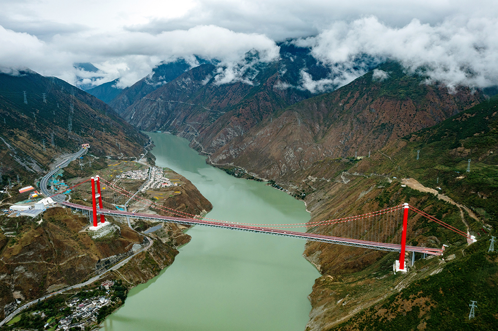 這是2021年10月21日拍攝的被譽為“川藏第一橋”的雅康高速公路瀘定大渡河特大橋（無人機照片）。新華社記者 沈伯韓 攝