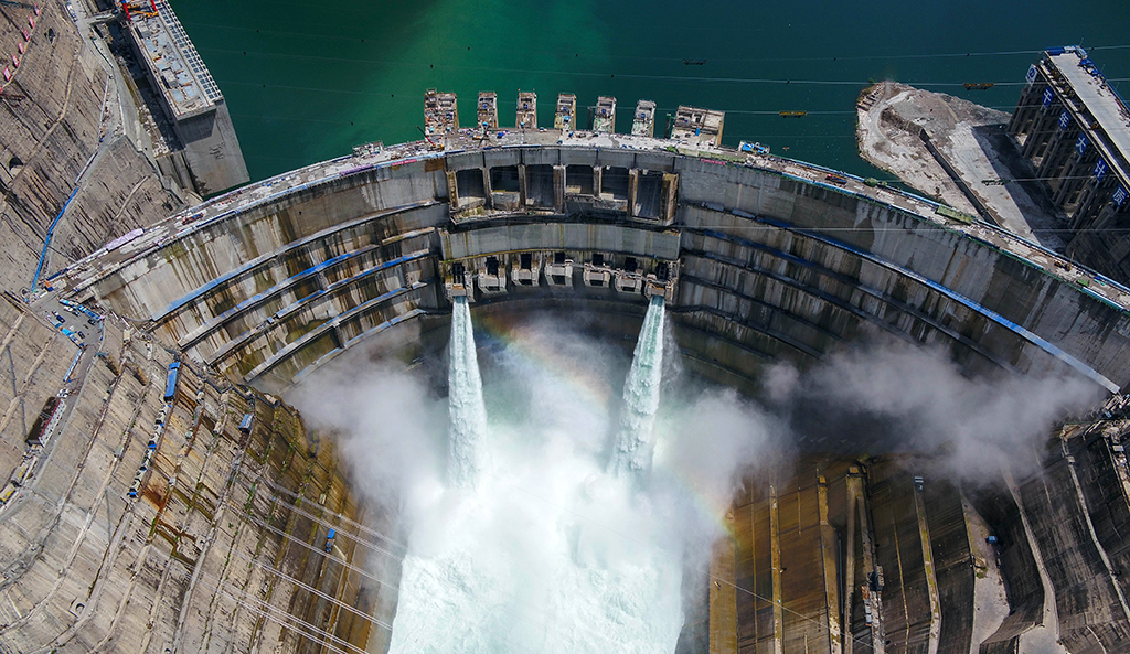這是2021年6月10日拍攝的金沙江白鶴灘水電站。白鶴灘水電站是實施“西電東送”的國家重大工程，是當今世界在建規模最大、技術難度最高的水電工程（無人機照片）。
