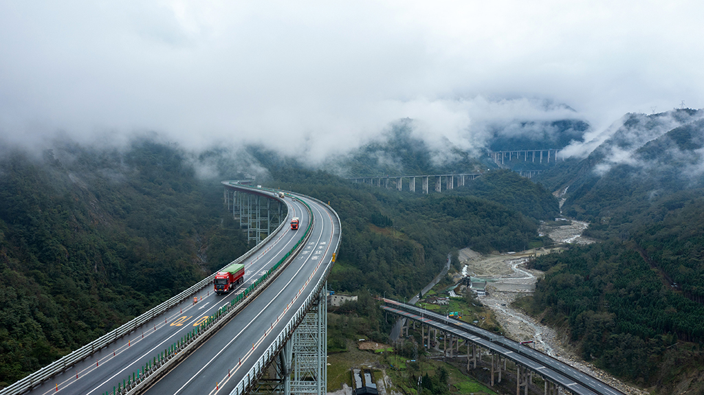 這是2021年10月23日拍攝的雅西高速公路。雅西高速公路跨越青衣江、大渡河，穿越12條地震斷裂帶，是北京至昆明高速公路和西部大通道之一——甘肅蘭州至雲南磨憨公路在四川境內的重要組成部分（無人機照片）。