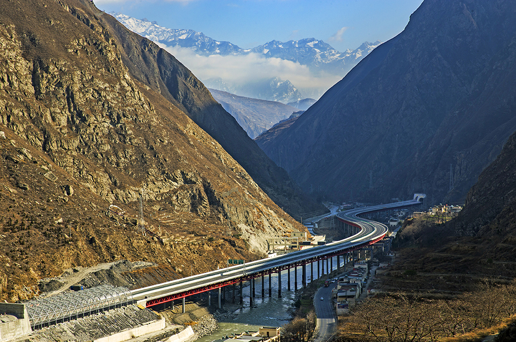 這是2019年1月1日拍攝的汶馬高速公路克枯大橋。汶馬高速全長172公裡，起於四川阿壩藏族羌族自治州汶川縣，止於馬爾康市，是內地深入涉藏地區的重要走廊，也是四川向西連接西藏、青海、新疆的高速大通道。