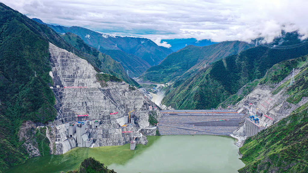 這是2021年7月15日拍攝的雅礱江兩河口水電站一角，兩河口水電站是國家和四川省重點工程、西部大開發優化能源供給側結構性調整的戰略工程（無人機照片）。