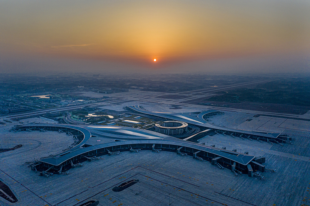 這是2021年4月30日拍攝的成都天府國際機場。成都天府國際機場是我國“十三五”期間規劃建設的最大民用運輸樞紐機場（無人機照片）。