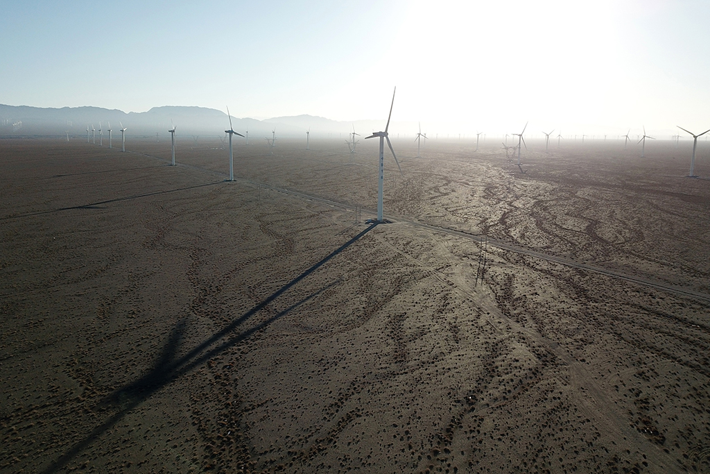 這是12月8日拍攝的中節能（甘肅）風力發電有限公司玉門昌馬風電場的風機（無人機照片）。新華社記者 范培珅 攝