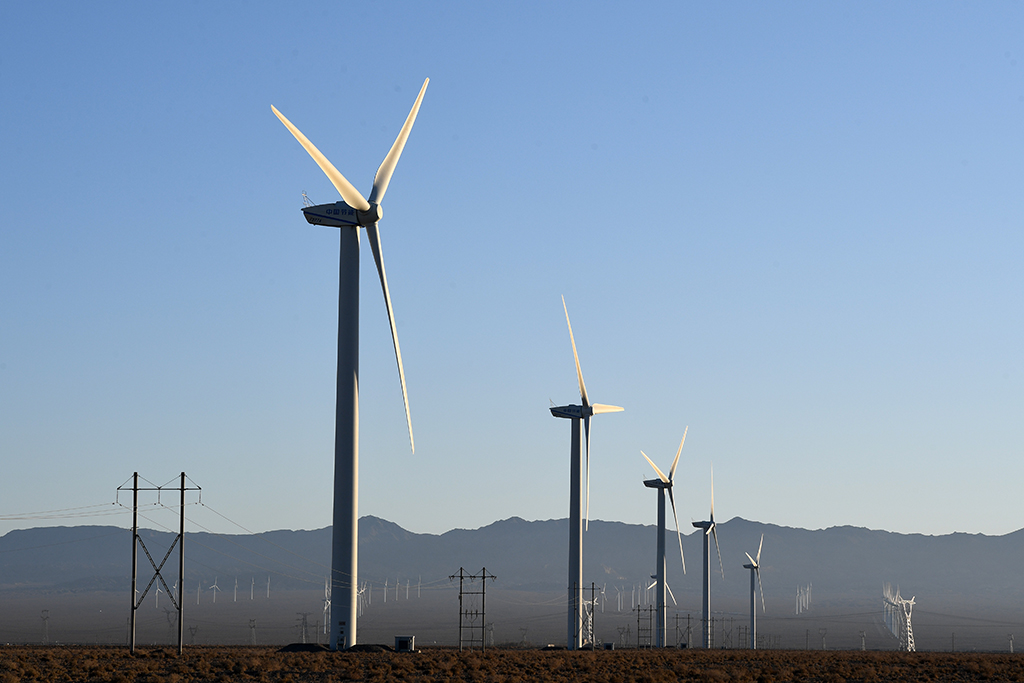 這是12月8日拍攝的中節能（甘肅）風力發電有限公司玉門昌馬風電場的風機。新華社記者 范培珅 攝