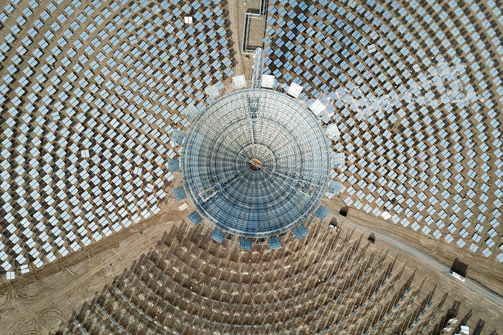 这是12月8日拍摄的甘肃玉门鑫能50兆瓦熔盐塔式光热电站（无人机照片）。新华社记者 范培�| 摄