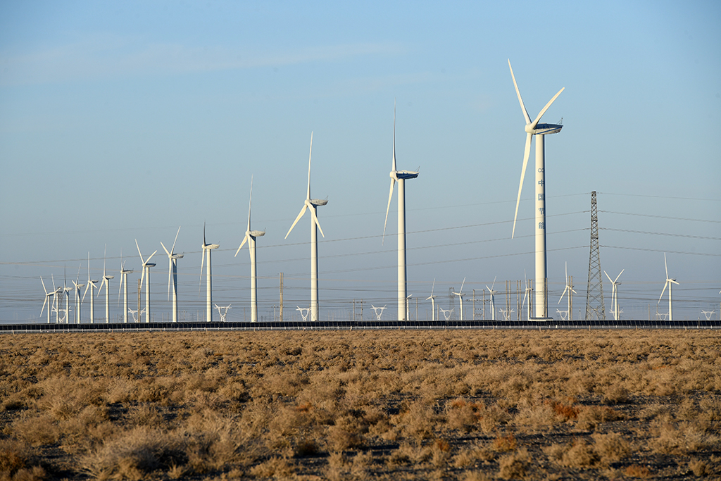 這是12月8日拍攝的中節能（甘肅）風力發電有限公司玉門昌馬風電場的風機。