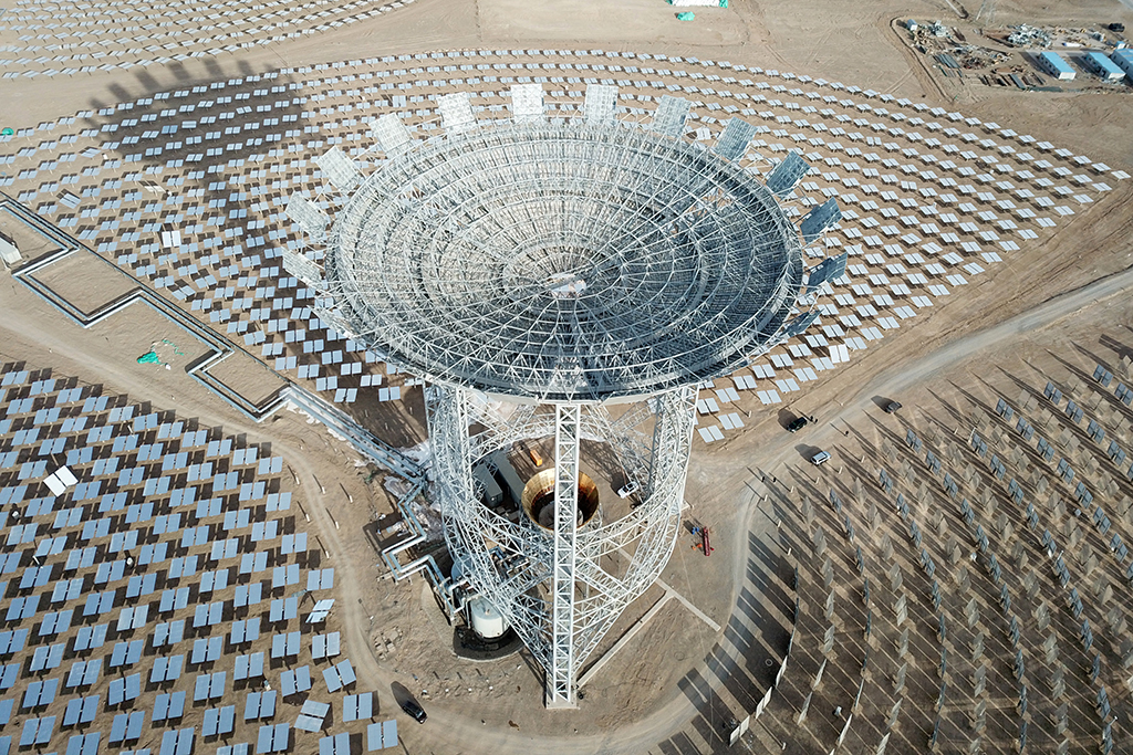 這是12月8日拍攝的甘肅玉門鑫能50兆瓦熔鹽塔式光熱電站（無人機照片）。新華社記者 范培珅 攝