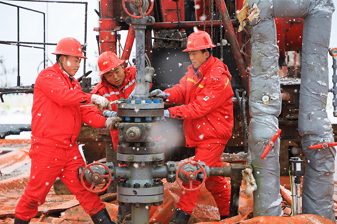 12月10日，在位於甘肅省慶陽市華池縣的長慶油田國家級頁岩油開發示范區華H60平台，工人在開展修井作業。