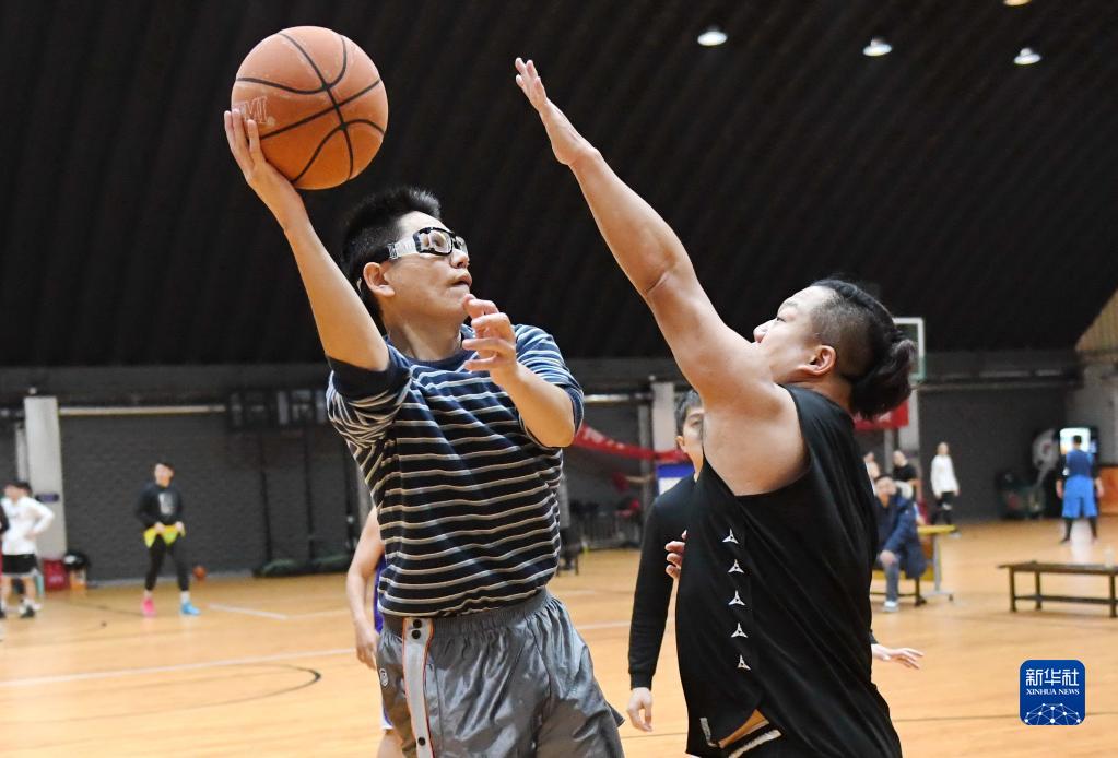 12月7日，陳柏叡（左）與在大陸的台胞在福州的一處文體城打籃球。