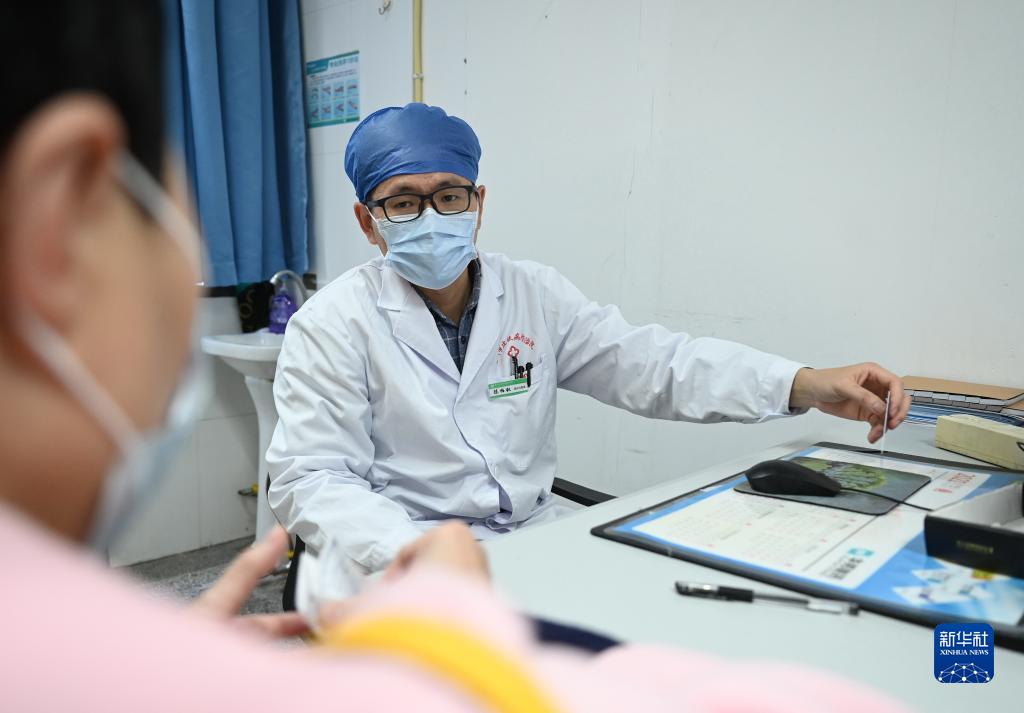 12月8日，陳柏叡在給患者診療。