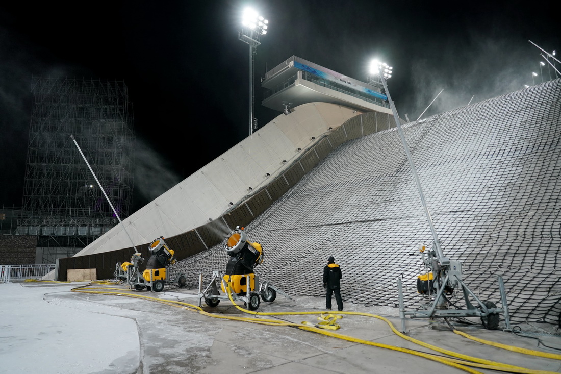 这是12月12日夜间拍摄的正在造雪中的首钢滑雪大跳台。