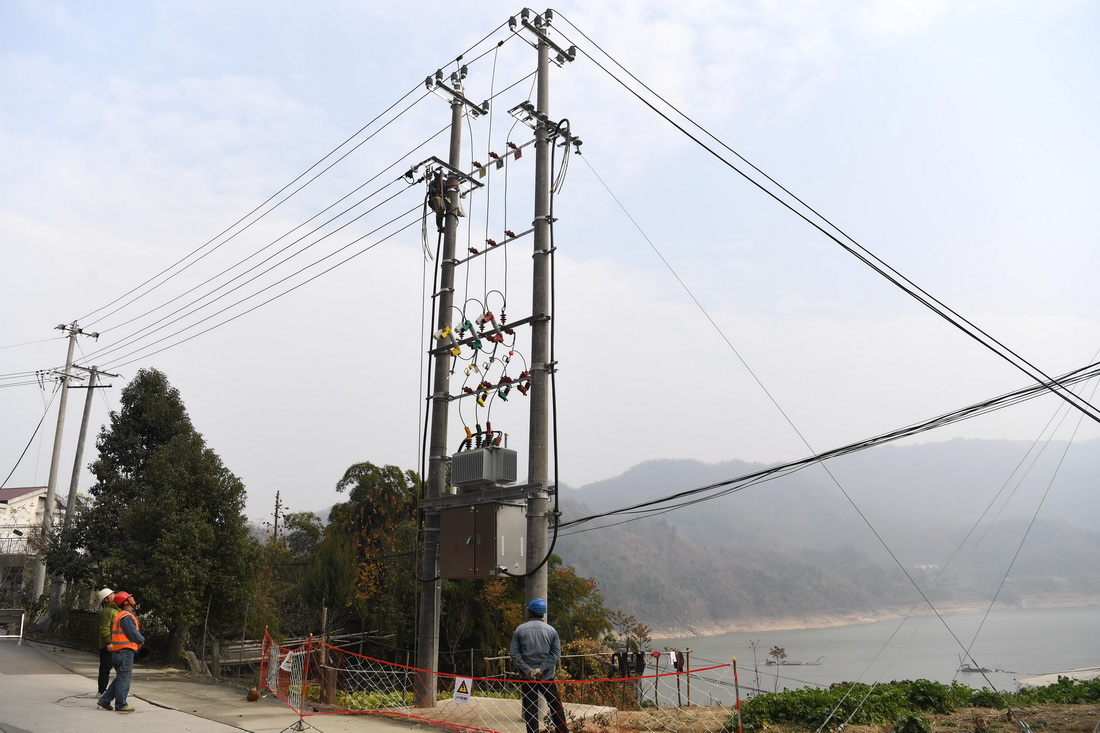 12月8日，國網霍山縣供電公司施工人員在霍山縣磨子潭鎮對電網進行升級改造。新華社記者 陳尚營 攝