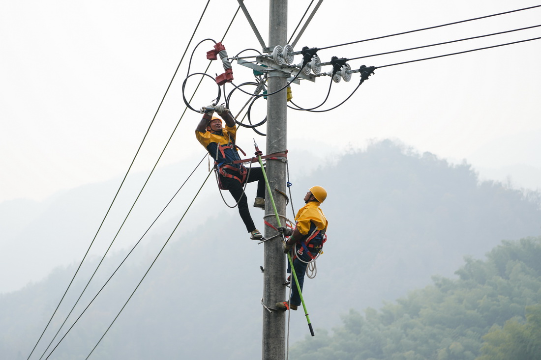 12月8日，國網霍山縣供電公司施工人員在霍山縣磨子潭鎮對電網進行升級改造。新華社記者 杜宇 攝