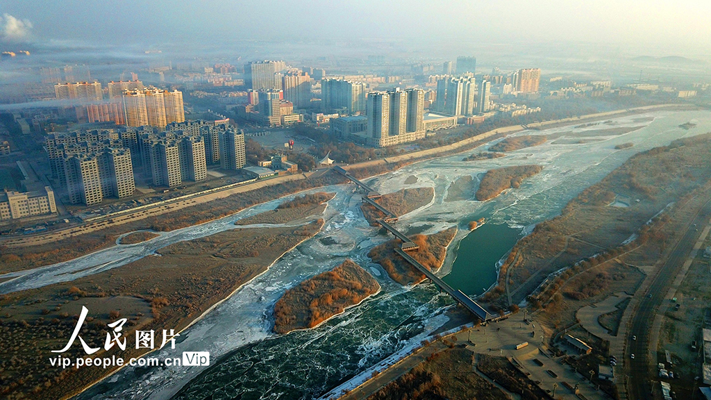12月11日，在新疆開都河焉耆回族自治縣段，河面彎道處漩渦帶動冰凌緩緩游動清新別致。