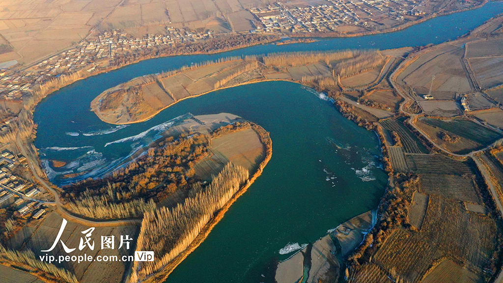 12月11日，在新疆開都河焉耆回族自治縣段，河面彎道處漩渦帶動冰凌緩緩游動。