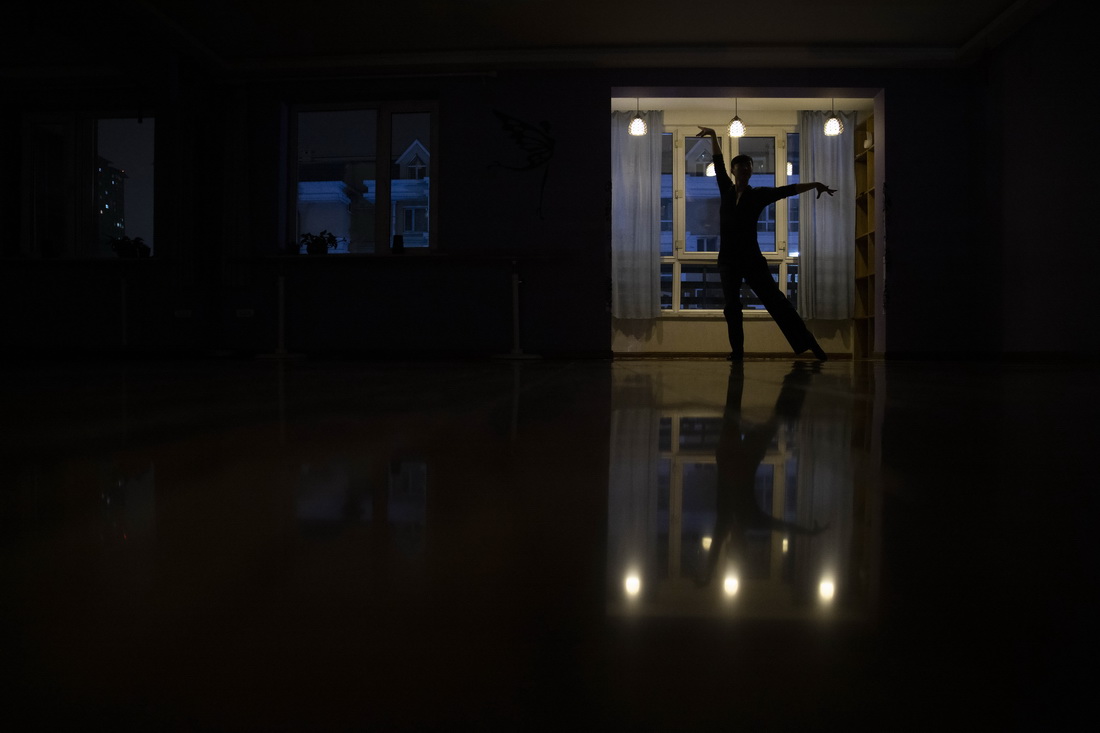 12月10日，結束志願服務的關超在自己的舞蹈工作室練習舞蹈。新華社記者 張濤 攝