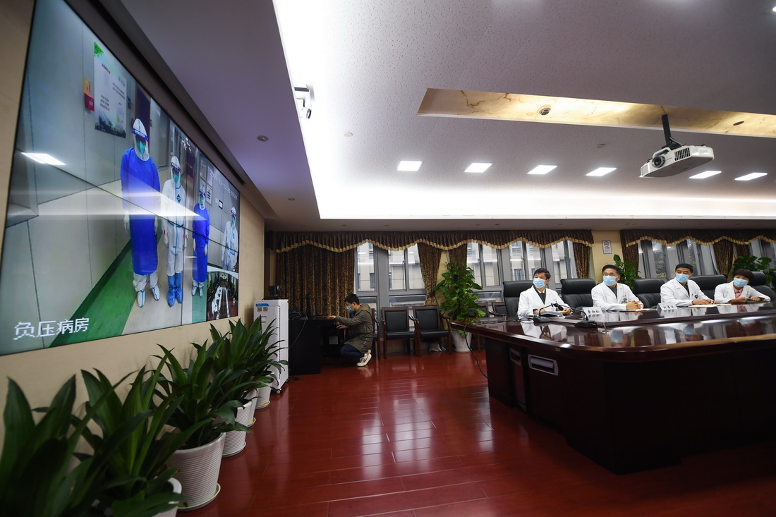 12月12日，杭州市西溪醫院專家團隊視頻連線隔離病房醫務人員進行會診。