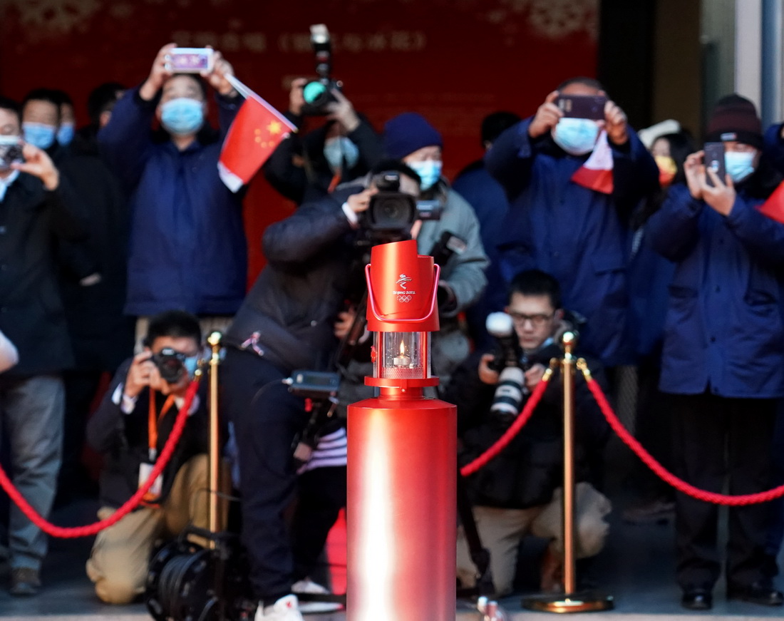 这是12月13日在展示活动中拍摄的北京冬奥会火种灯。