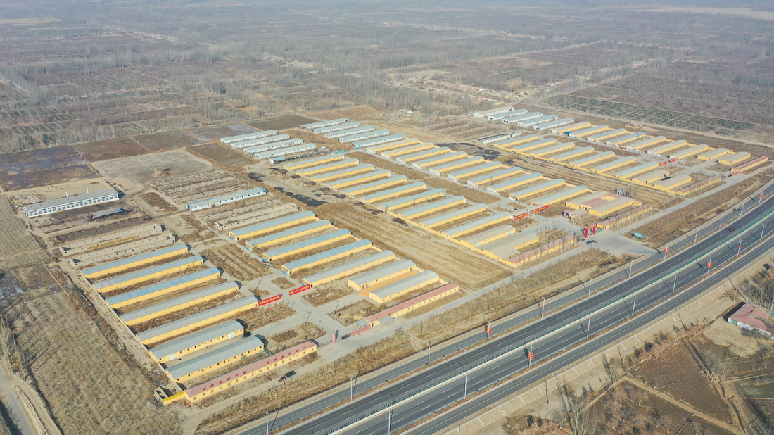 這是12月12日拍攝的新疆莎車縣戈壁產業園200萬隻家禽養殖基地（無人機照片）。
