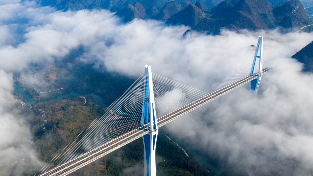 11月25日拍摄的贵州平塘特大桥（无人机照片）。