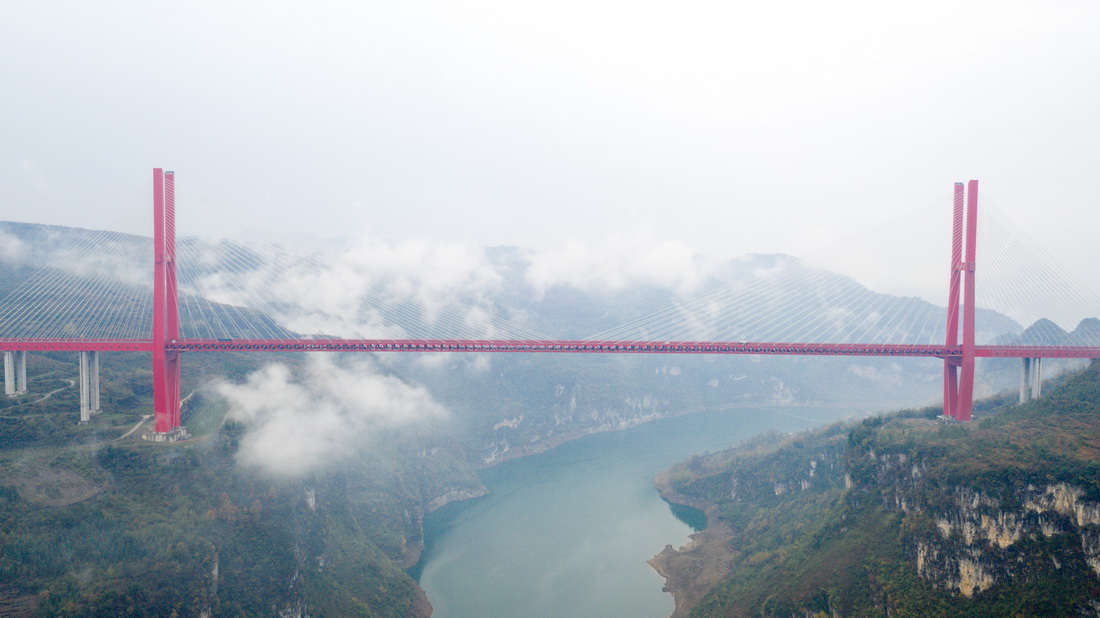 11月26日拍摄的贵州鸭池河大桥（无人机照片）。