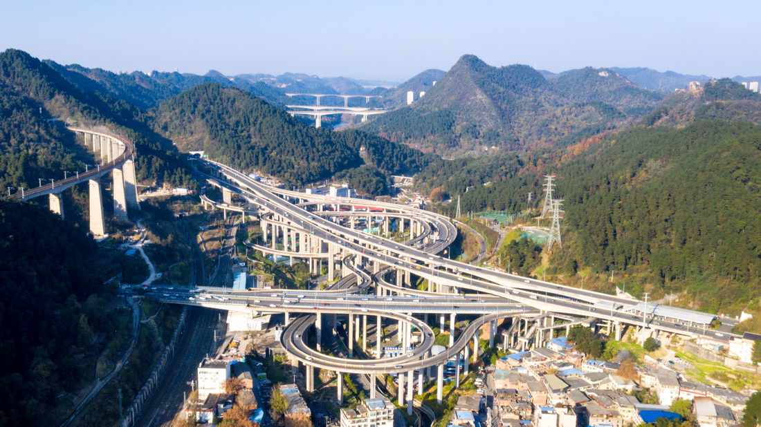 11月30日拍摄的贵阳市黔春立交桥（无人机照片）。