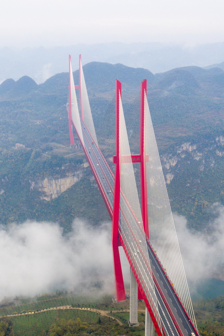 11月26日拍摄的贵州鸭池河大桥（无人机照片）。