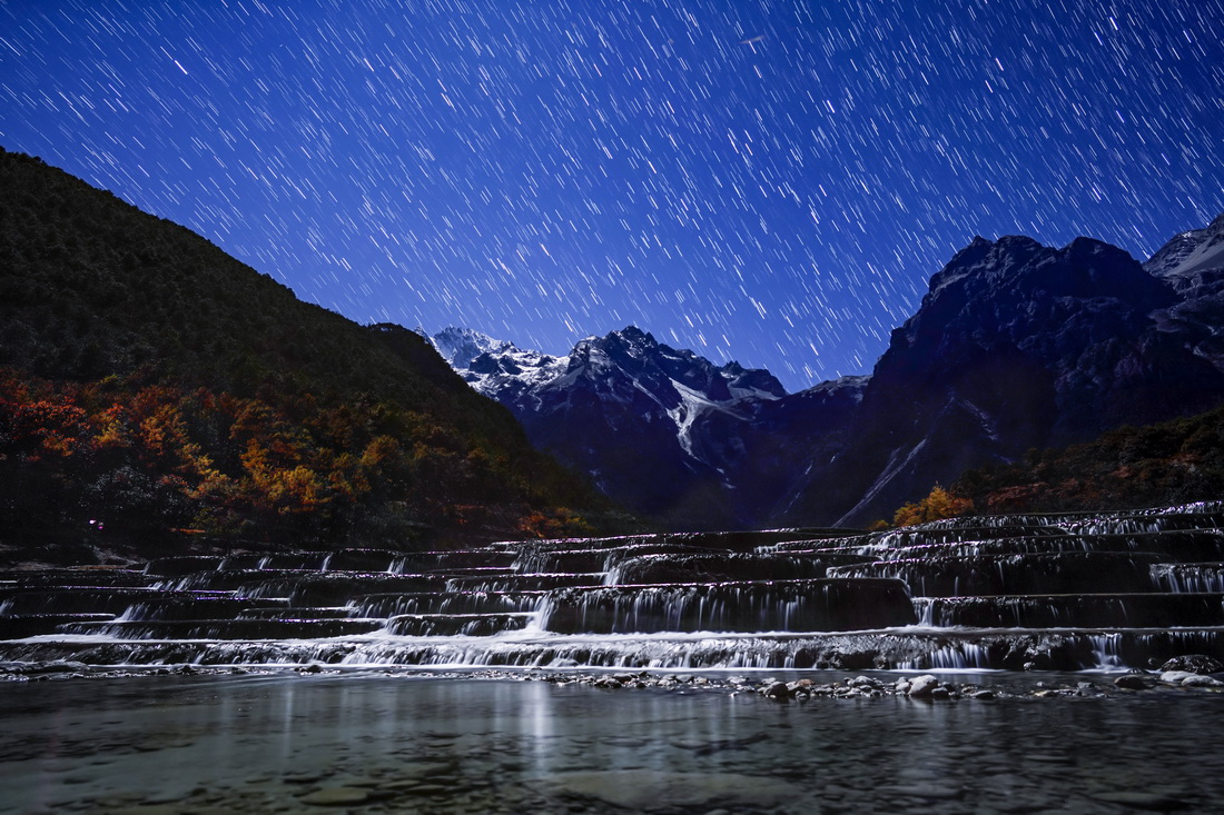 12月13日夜间在云南省丽江市玉龙雪山脚下拍摄的星轨（堆栈照片）。新华社记者 江文耀 摄