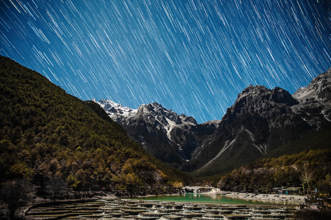 12月13日夜间在云南省丽江市玉龙雪山脚下拍摄的星轨（堆栈照片）。新华社记者 胡超 摄