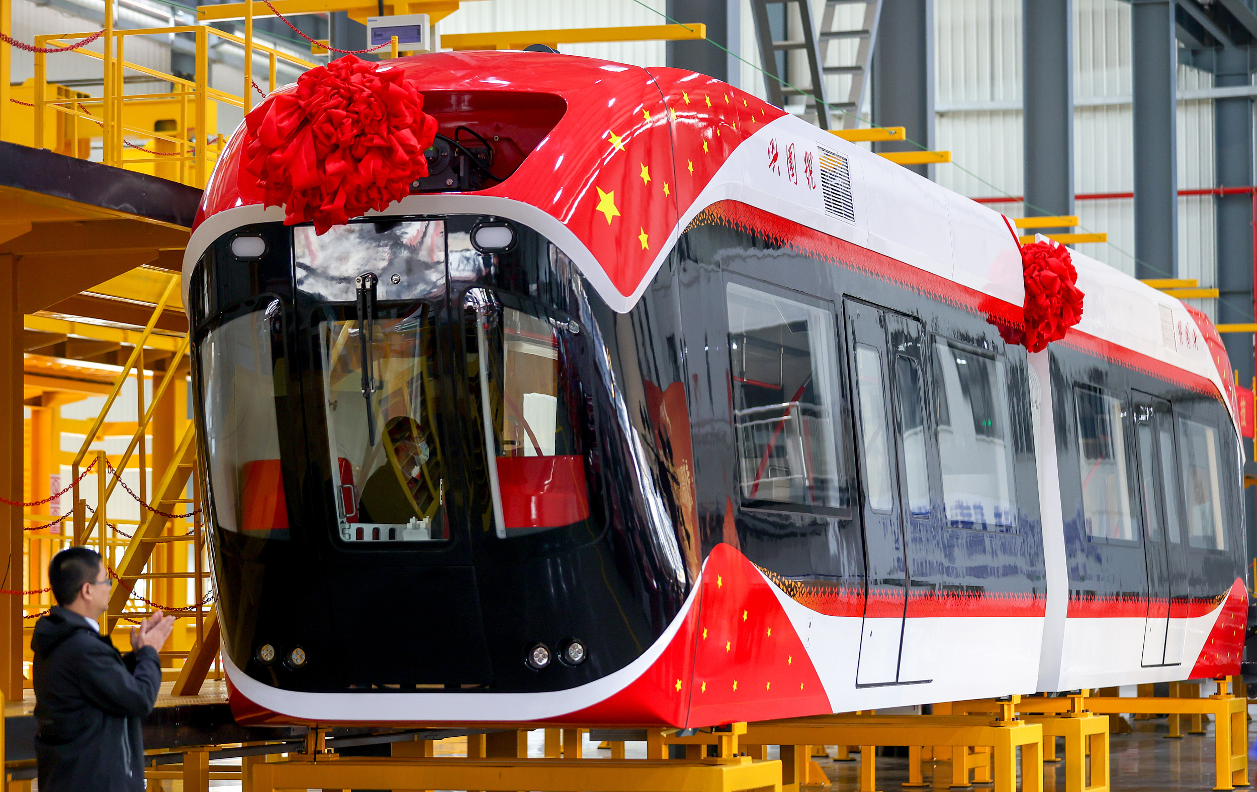国内首条磁浮空轨列车“兴国号”在武汉下线
