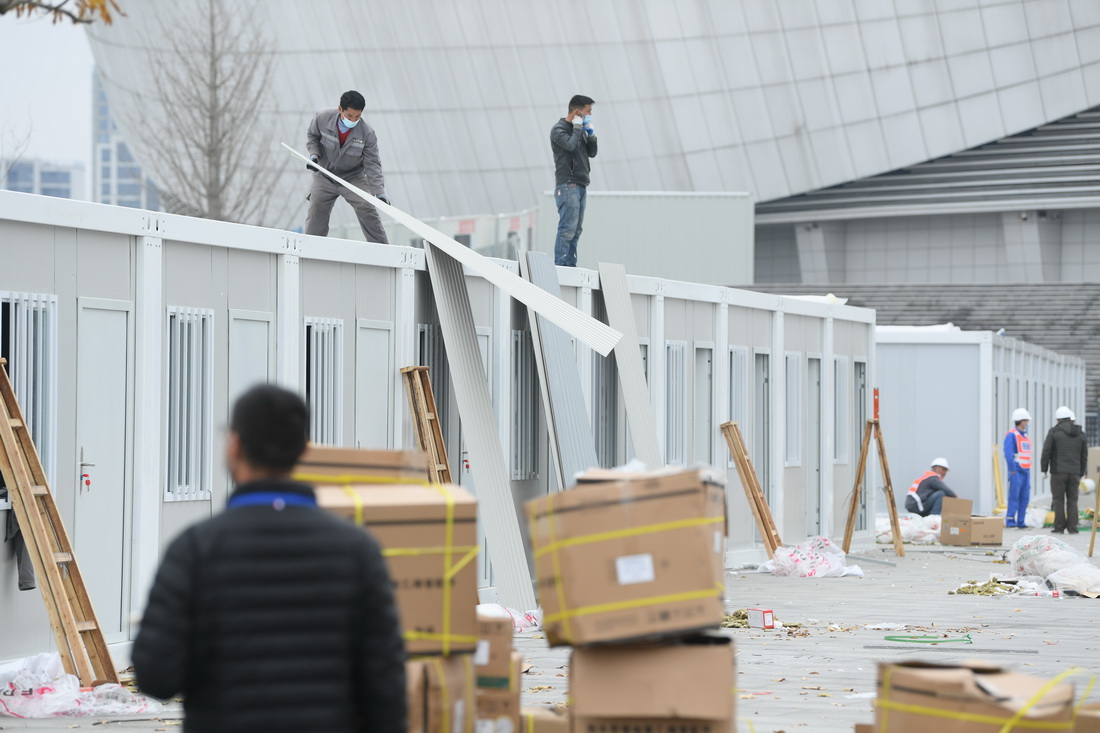 12月14日，工人在建设中的上虞体育中心临时隔离点施工。