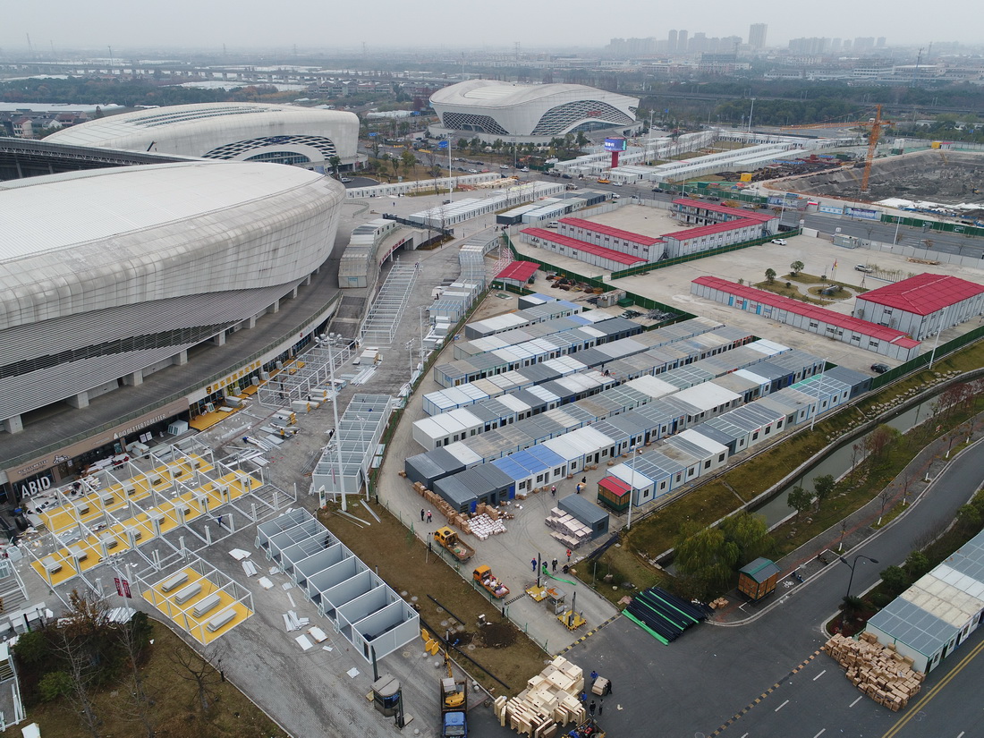 建设中的可容纳2500人的上虞体育中心临时隔离点（12月14日摄，无人机照片）。