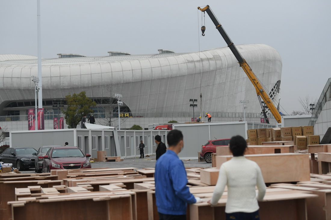 12月14日，工人在建设中的上虞体育中心临时隔离点施工。
