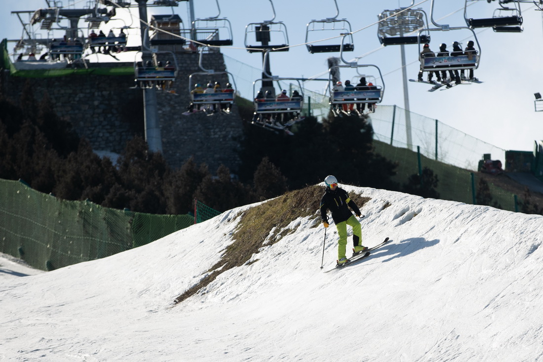 12月12日，滑雪爱好者在南山滑雪场滑雪。新华社记者 吴壮 摄