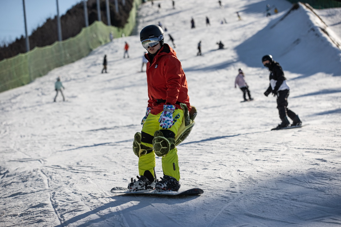 12月12日，滑雪爱好者在南山滑雪场滑雪。新华社记者 吴壮 摄