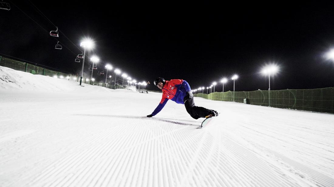 滑雪爱好者滑雪爱好者在南山滑雪场体验晚场滑雪（2018年12月7日摄）。新华社发