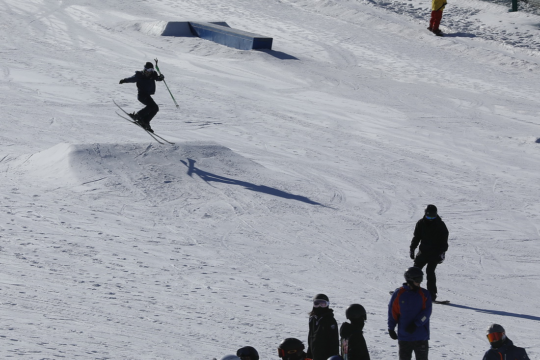 12月12日，滑雪爱好者在南山滑雪场滑雪。新华社记者 张玉薇 摄