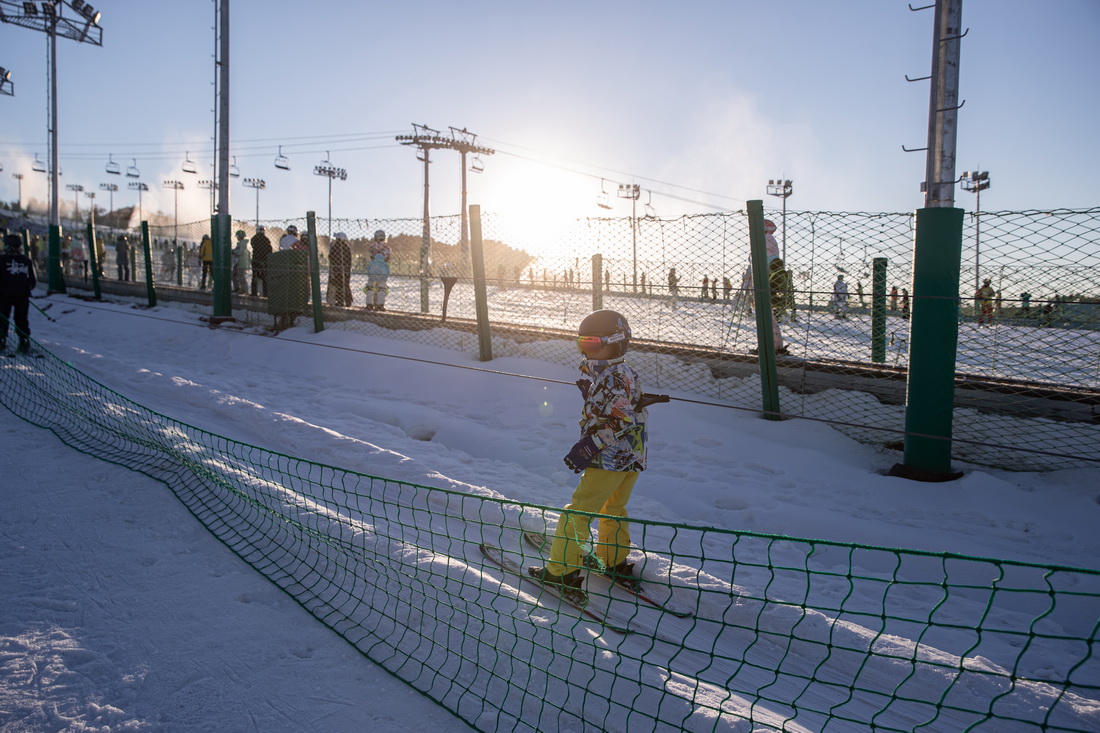 12月12日，滑雪爱好者在南山滑雪场前往雪道。新华社记者 张晨霖 摄
