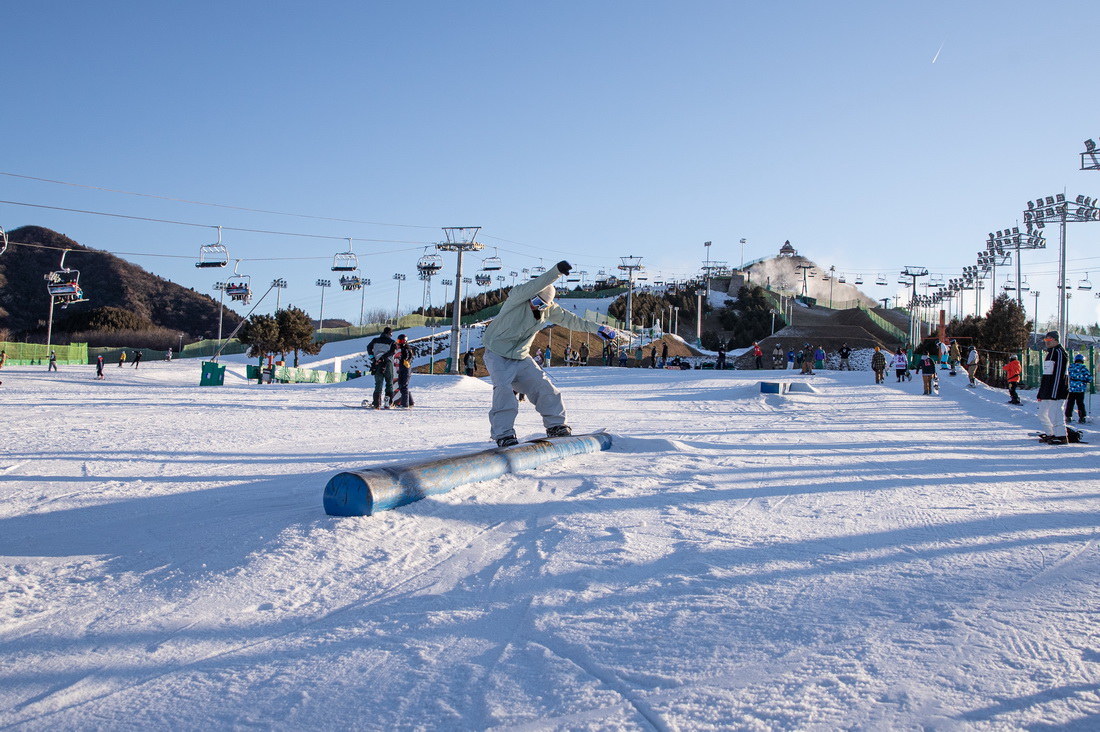 12月12日，滑雪爱好者在南山滑雪场滑雪。新华社记者 张晨霖 摄